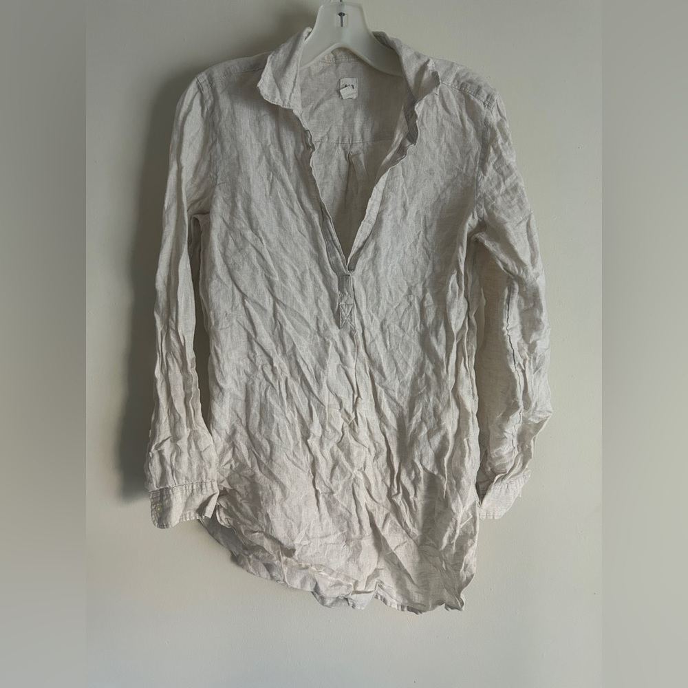Gap Women’s 100% linen v-neck shirt size S